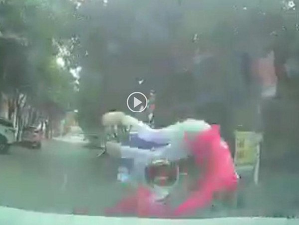 [Clip] Phóng nhanh qua ngã tư, nam shipper bị ô tô tông văng xa 2m