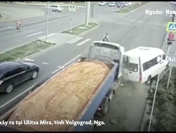 [Clip] Xe chở cát húc bay xe 16 chỗ lật nghiêng khi đang dừng đèn đỏ