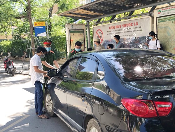 Quận Đống Đa: Tăng cường xử lý xe ô tô dừng, đỗ sai quy định tại cổng Bệnh viện Đại học Y