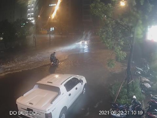 Hà Nội: Nhiều tuyến đường rơi vào tình trạng ngập úng