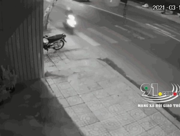 [Clip] Phóng xe với tốc độ cao, nam thanh niên mất lái tông vào cột điện