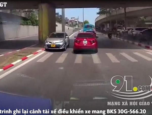 [Clip] Bất chấp nguy hiểm, tài xế Vios liều lĩnh đi ngược chiều trên phố