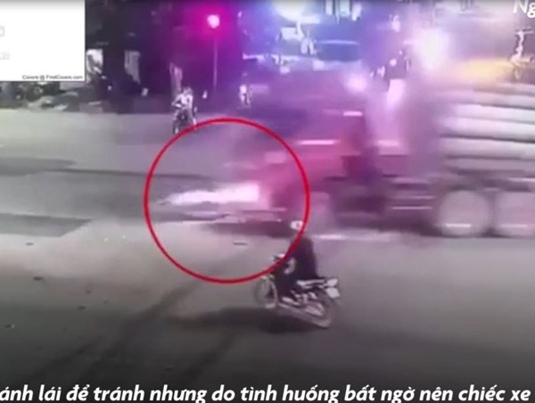 [Clip] Kinh hoàng xe máy vượt đèn đỏ, xe đầu kéo phanh gấp, lật ngang