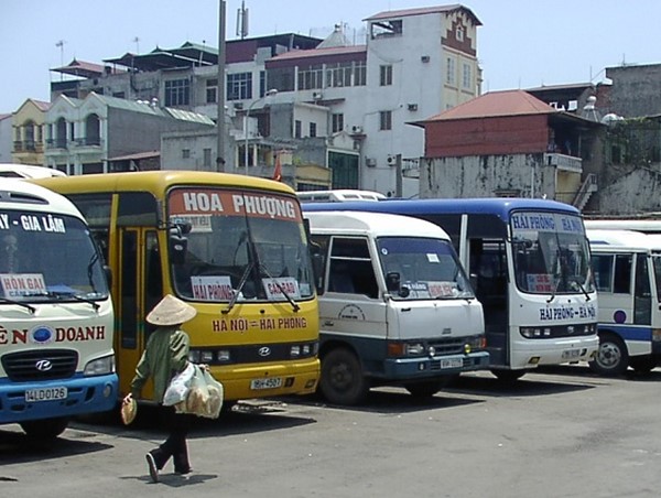 Xăng, dầu tăng giá: Doanh nghiệp vận tải thêm gánh nặng