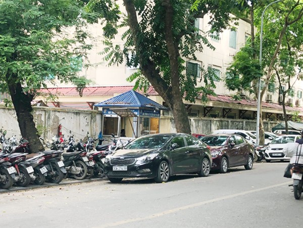 Tình trạng taxi "bủa vây" trước cổng bệnh viện Việt Đức bao giờ chấm dứt?