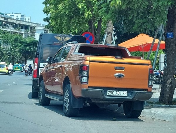 Vô tư đỗ xe trên phố cấm