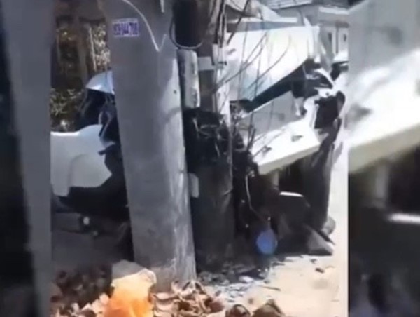 Ô tô lao lên vỉa hè đâm trúng cột điện