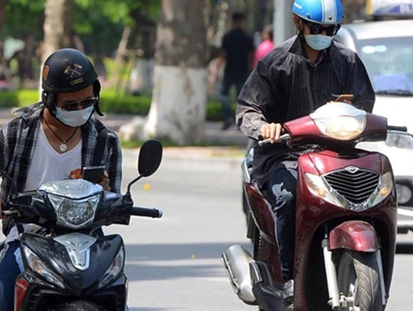Các mức xử phạt người đi xe máy sử dụng điện thoại di động