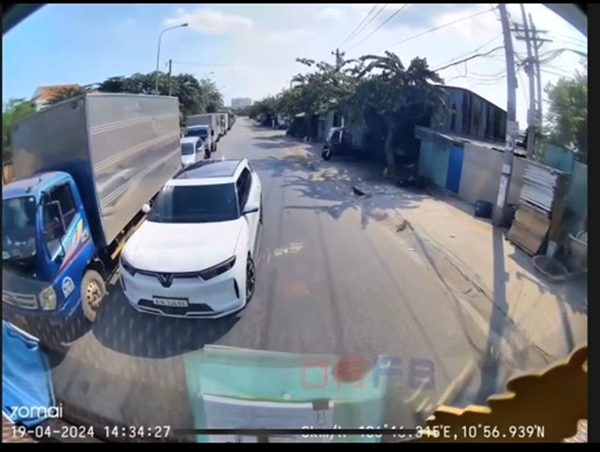 Ô tô lấn làn gặp phải bác tài ”cứng”