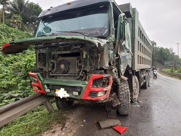 Xe tải vượt ẩu va chạm với xe ngược chiều
