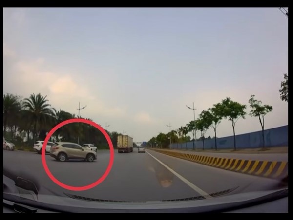 Quay đầu xe cắt qua 3 làn đường đầy nguy hiểm