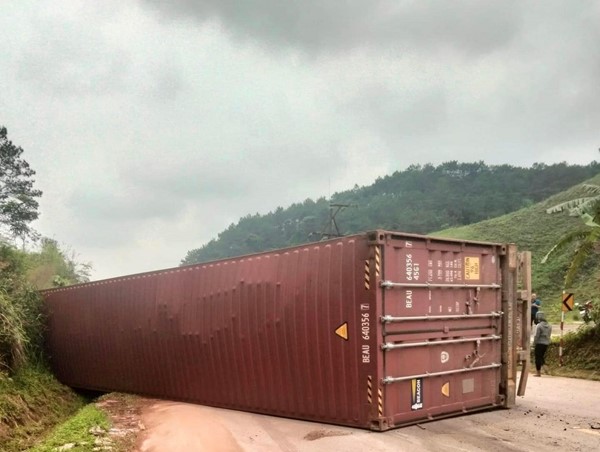 Lật thùng xe đầu kéo tại Lạng Sơn