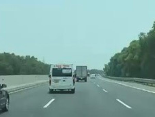 Tài xế lái xe lạng lách trên cao tốc Hà Nội-Hải phòng bị xử lý