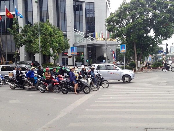 Mức phạt lỗi đè vạch khi dừng đèn đỏ mới nhất 2024