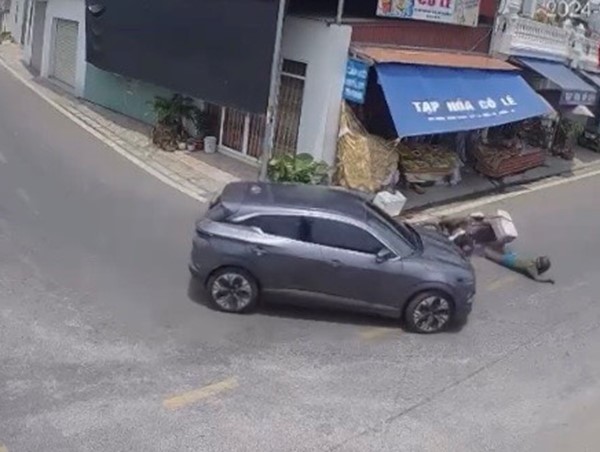 Xe máy trượt ngã chui vào gầm ô tô