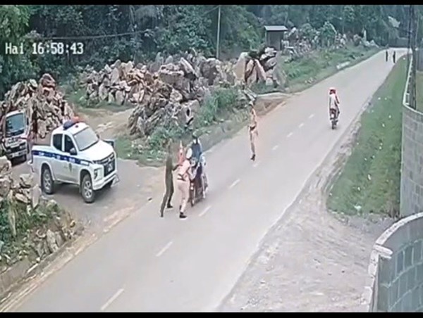 Điều khiển xe máy phi thẳng vào chốt CSGT 