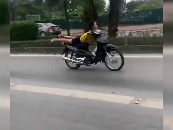 Clip: Nam thanh niên nằm trên yên xe, phóng đi với tốc độ cao trên đường BRT