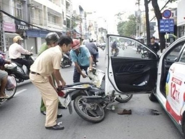 Mở cửa xe ô tô không quan sát sẽ bị xử lý nghiêm