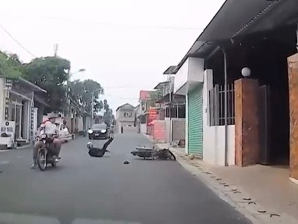 Dán mắt vào điện thoại khi đang chạy xe, nam thanh niên nhận cái kết đắng