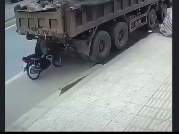 Nam thanh niên chạy xe tốc độ cao, dính chặt vào đuôi xe tải