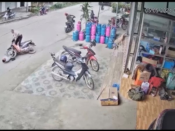 Người đàn ông lớn tuổi điều khiển xe máy loạng choạng trên đường