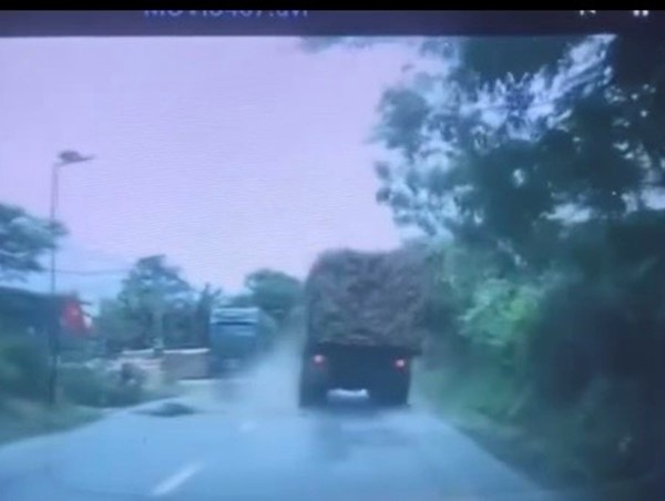 Xe máy lấn làn đâm trực diện vào ô tô chở gỗ