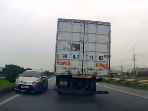 Một tài xế ô tô có hành vi rất nguy hiểm trên cao tốc Hà Nội - Bắc Giang