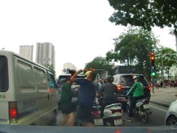 Người phụ nữ xô xát với tài xế ô tô khi dừng đèn đỏ