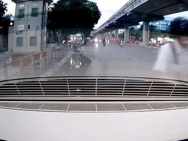 Mải mê bấm điện thoại, cô gái trẻ đâm vào đuôi ô tô