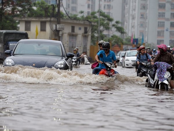Ô tô, xe máy cần làm gì khi bị ngập nước?