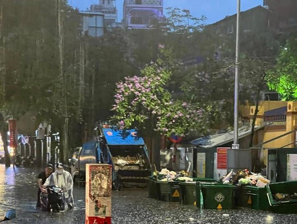 Mưa to xối xả, nhiều tuyến đường Hà Nội ngập tối cuối tuần