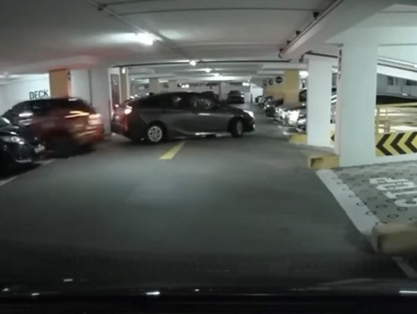 Chen ngang chỗ đỗ xe, tài xế nhận bài học thích đáng