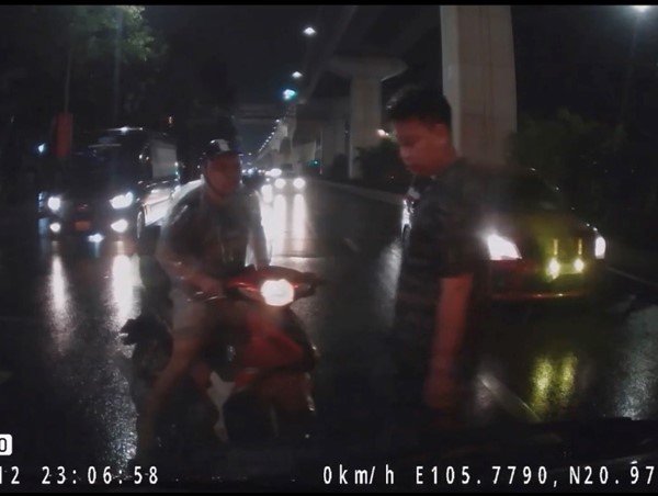 Vừa đi xe máy vừa sử dụng điện thoại, người đàn ông đâm vào đuôi ô tô