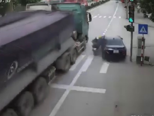 Ô tô con đâm trúng người đi xe máy rồi bỏ đi