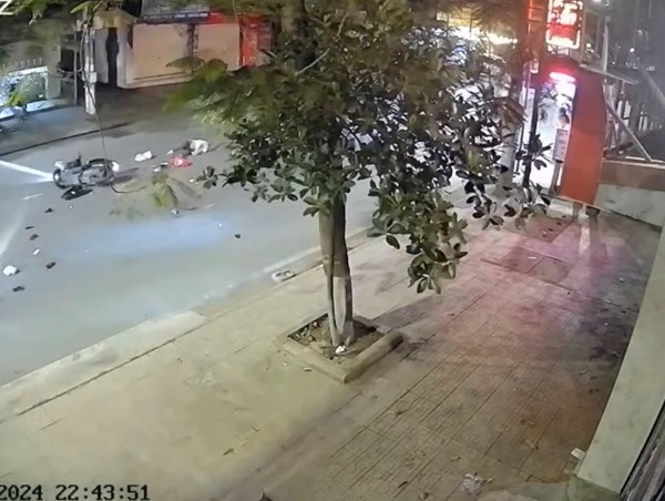 Xe máy phóng nhanh đâm vào xe từ trong ngõ đi ra