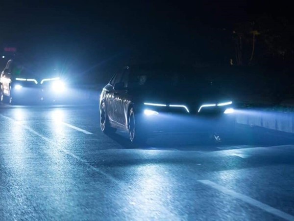 Xe ô tô bắt buộc bật đèn chiếu sáng lúc nào?