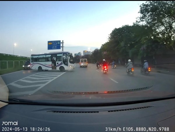 Xe khách quay đầu liều lĩnh tại lối vào cao tốc