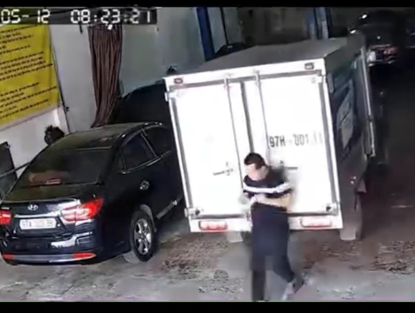 Lùi xe thiếu quan sát suýt gây hoạ cho người khác