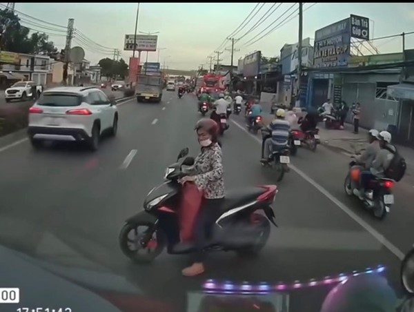 Bất chấp nguy hiểm người phụ nữ cắt ngang dòng xe đang chạy