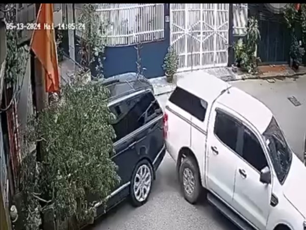 Hai tài xế thiếu quan sát để xảy ra va chạm khi lùi xe