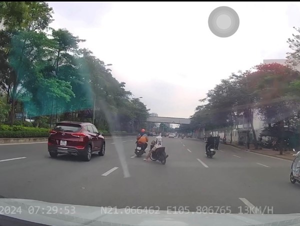 Nam thanh niên chạy ngược chiều để né chốt