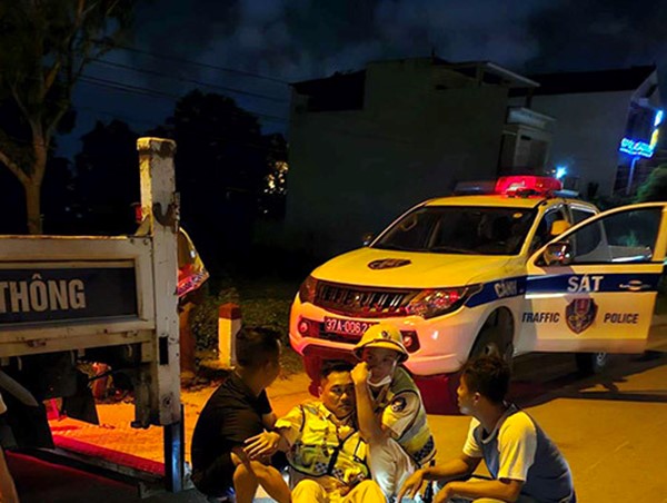 Nam thanh niên “thông chốt” kiểm tra nồng độ cồn