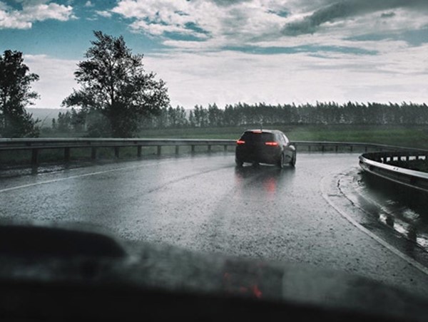 Kỹ năng lái xe an toàn khi trời mưa