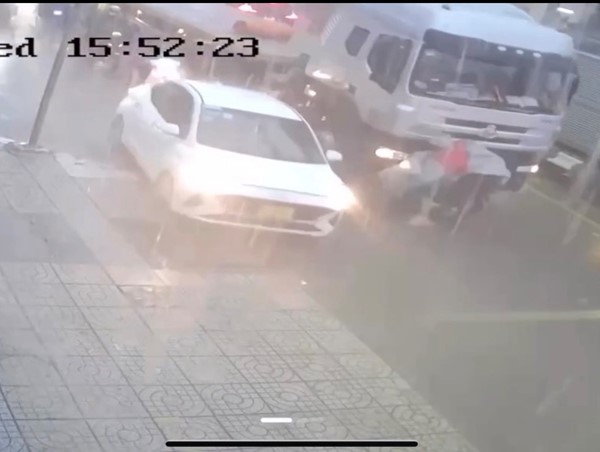 Hai mẹ con may mắn thoát nạn trong cơn mưa