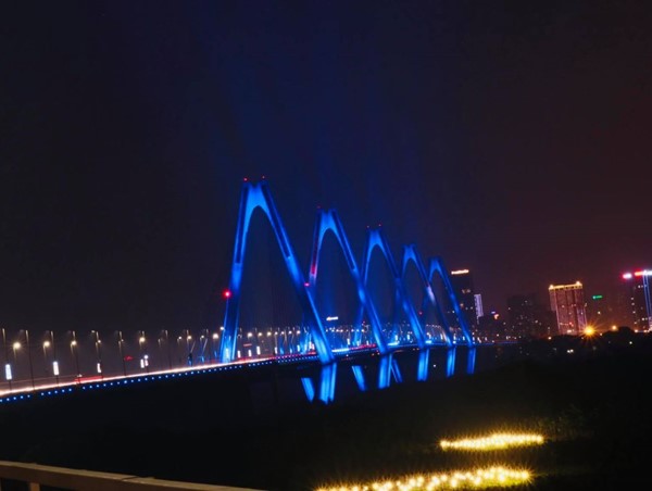 Cầu Nhật Tân: Rực rỡ lung linh thu hút mọi ánh nhìn