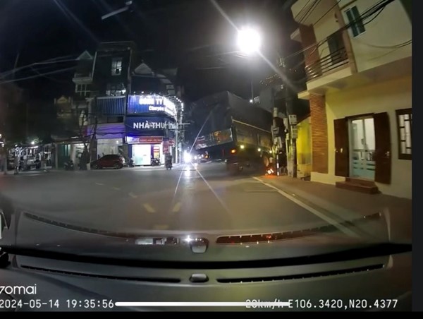 Xe tải vào cua góc hẹp va chạm với người đi xe máy