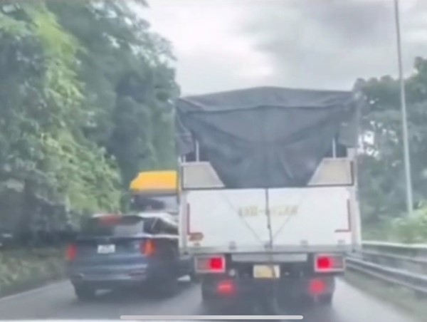 Xe ô tô liên tục vượt ẩu trên đường đèo