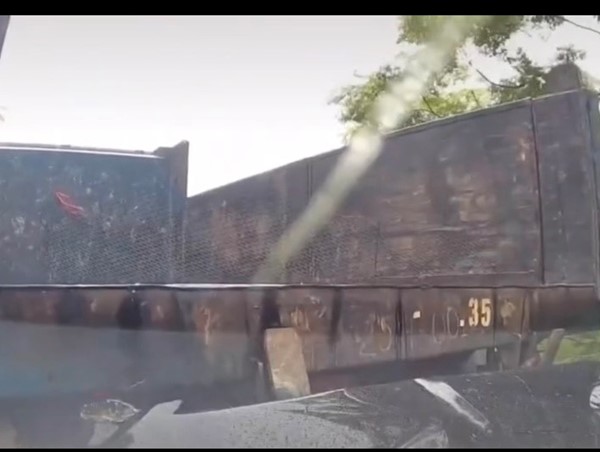 Đường trơn trượt khiến ô tô xoay tròn, va chạm với xe khác