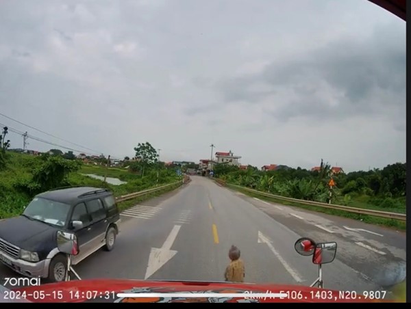 Người phụ nữ lớn tuổi đi bộ qua đường đầy nguy hiểm