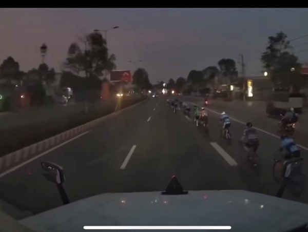 Đoàn xe đạp đi lấn làn ô tô trên quốc lộ